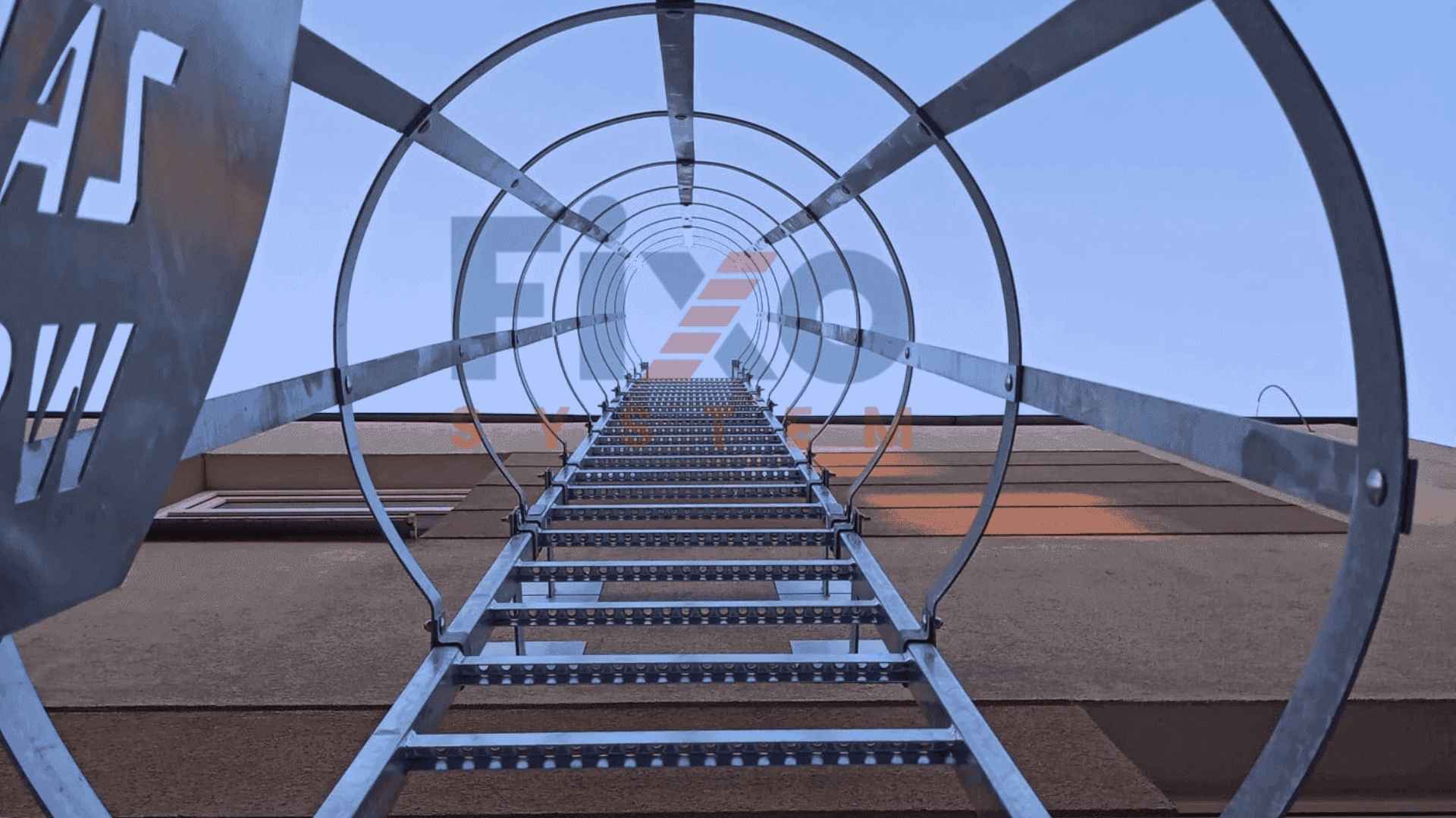 Drabina ewakuacyjna z koszem ochronnym