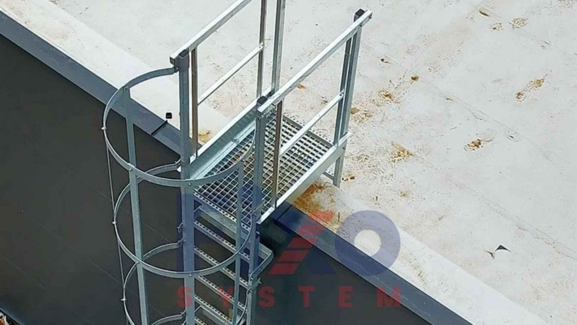 Montaż drabiny ewakuacyjnej – wsporniki i kotwienie